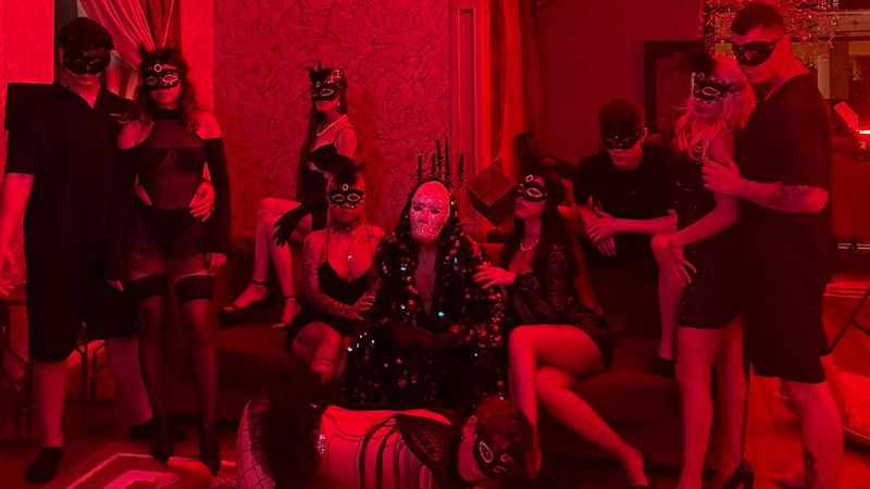 Adnan Oktar'a benzetildi! Fantezi evi Fergio House'un lideri bakın kim çıktı! Meğer ünlü iş insanı...