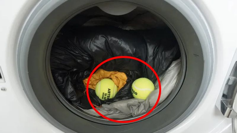 Çamaşır makinesine 2 tane tenis topu koyun, bakın ne oluyor