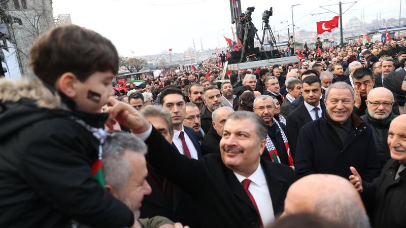 Fahrettin Koca Büyük İstanbul Yürüyüşü'nde: Hepimiz tek sesiz