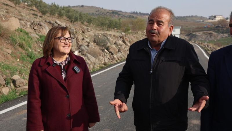 Gaziantep'te muhtarlardan Fatma Şahin'e asfalt yol teşekkürü