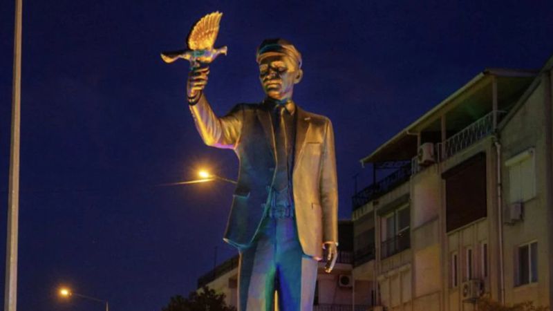 CHP'den bir heykel hizmeti daha! Dikili'de Bülent Ecevit heykeli yenilendi