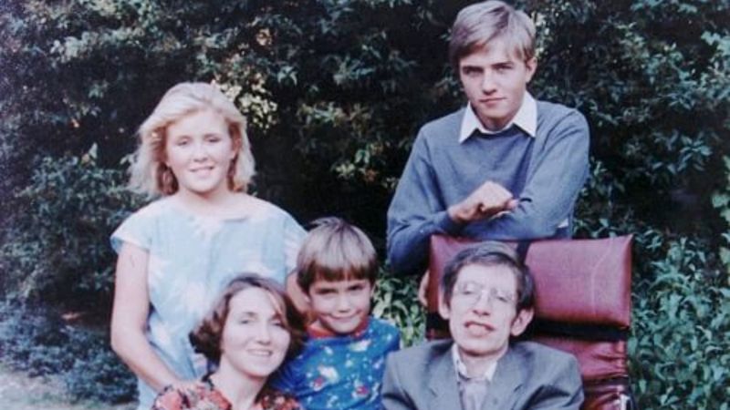 Meslekleri şaşırttı! İşte ünlü fizikçi Stephan Hawking'in çocukları...