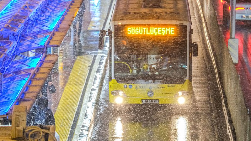 İstanbul'da uyarılardan sonra yağmur başladı... Çarşamba kar geliyor!