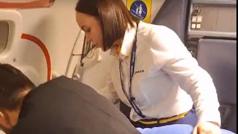 Muğla'ya inen uçakta alkollü yolcu krizi: Hosteslere zor anlar yaşattı, kadın yolcuya saldırdı...