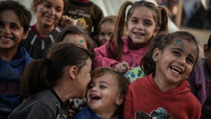 Savaşın en masum yüzü! Filistinli çocuklar her şeye rağmen yaşama tutunmaya çalışıyor...