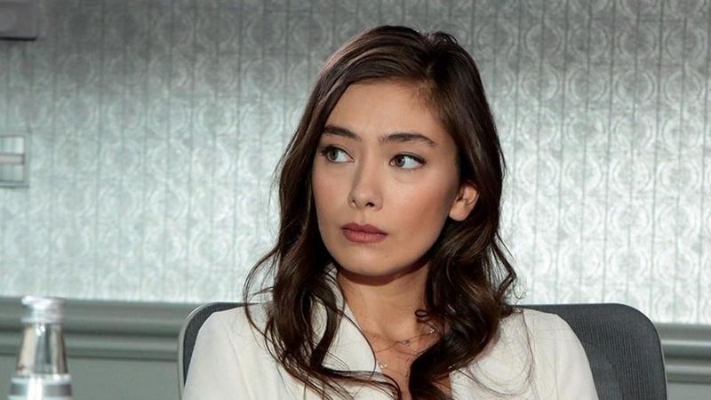 Neslihan Atagül’ün abisini görenlerin ağzı açık kaldı! Abisi değil ikizi…