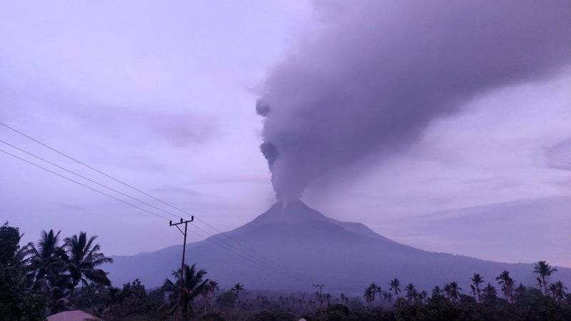 Endonezya'da Lewotobi Laki-Laki Yanardağı patladı