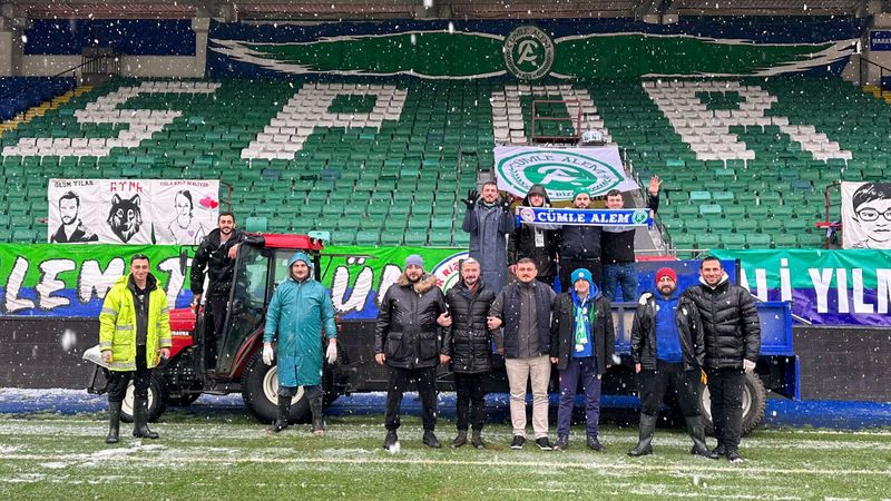 Rize Stadyumu'nda taraftarlar, kar temizliğine destek oldu