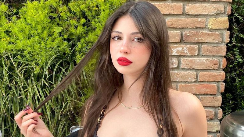 Yargı'nın Parla'sı dekoltesiyle parladı! 