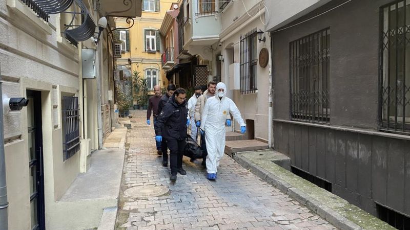 Galata'da şüpheli ölüm: Norveçli turist ölü bulundu, Yunan turist hastanede