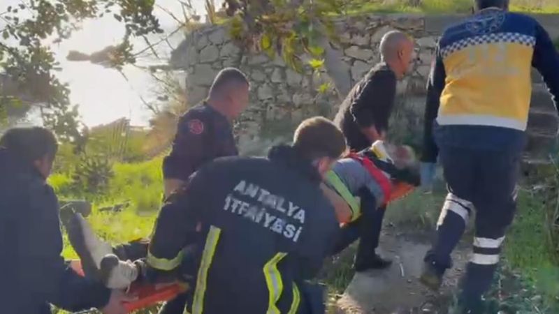 Antalya'da deniz manzarası izleyen kişi, kayalıklardan düştü