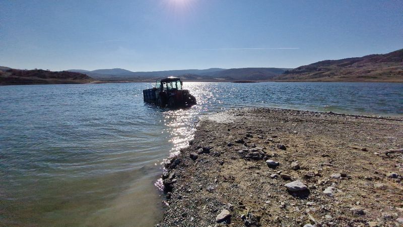 Çorum'da traktörüyle baraj gölünde mahsur kalan sürücü kurtarıldı