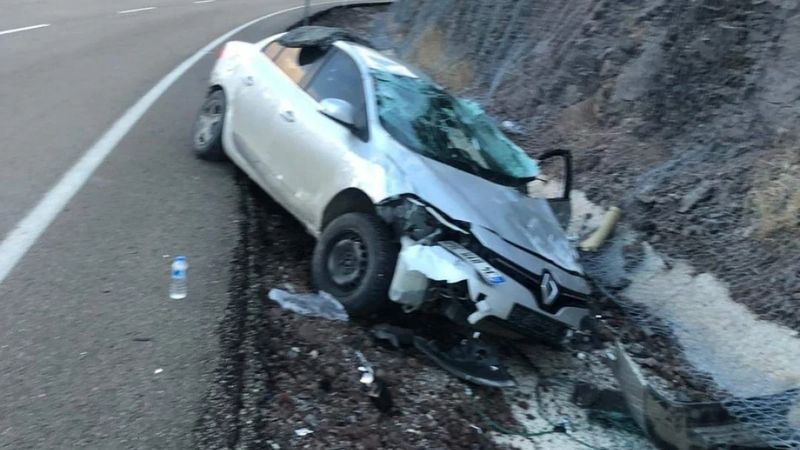 Malatya'da istinat duvarına çarpan otomobil takla atıp devrildi: 6 yaralı