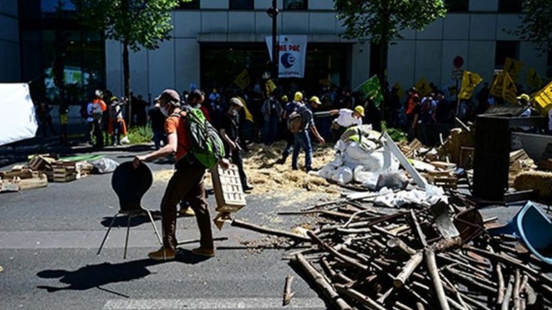 Fransa'da çiftçilerden hükümete protesto