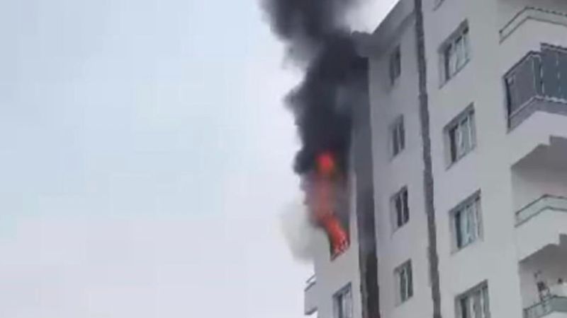 Diyarbakır'da yangın çıkan daireden alevler yükseldi