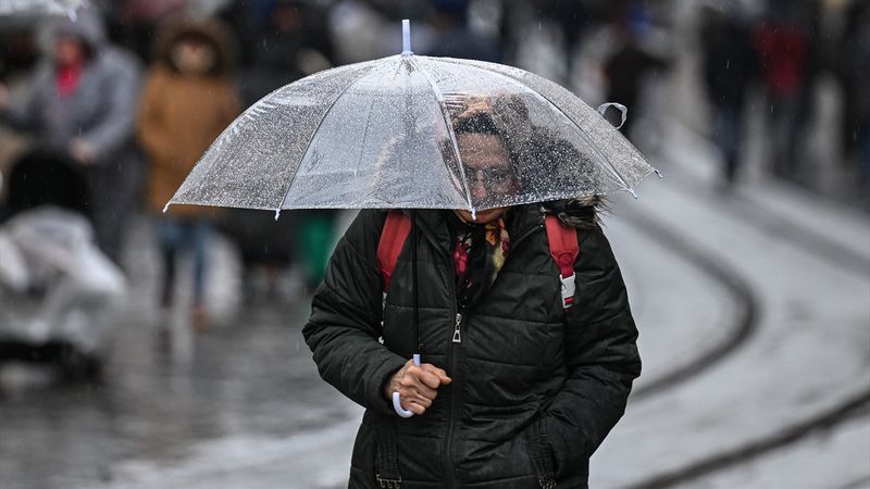 İstanbullular dikkat! Valilik uyardı: Yarın kuvvetli yağış geliyor...