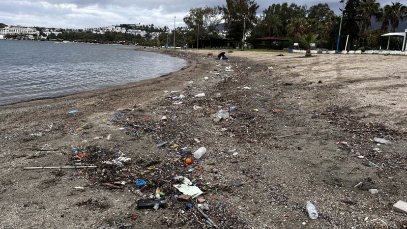 Bodrum'da deniz kirliliği... Sağanak sonrası sahiller çöple doldu