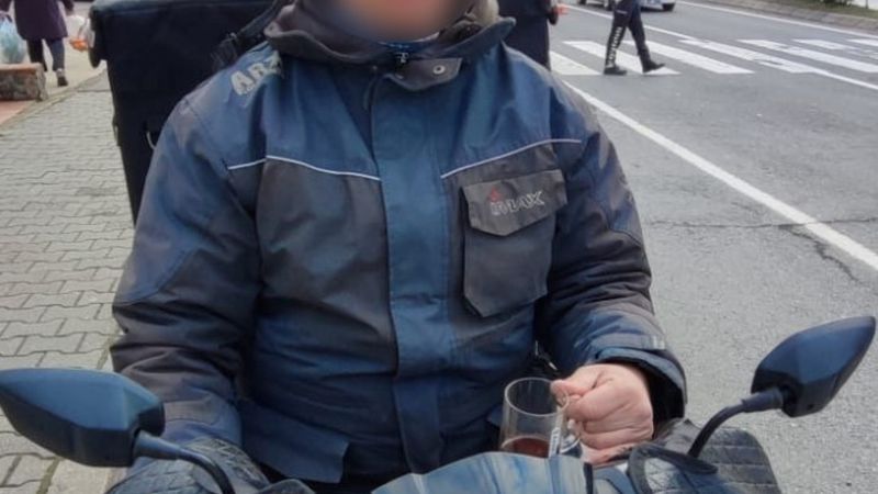 Ordu'da trafik denetiminde elinde bardakla yakalanan motosikletli