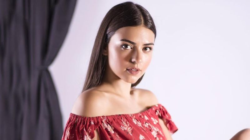 Aslıhan Malbora dekolteli ve yırtmaçlı tarzıyla olay yarattı! O pozlara beğeni yağdı...