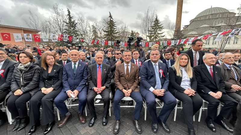 CHP'nin açılışında Özgür Özel ve Kemal Kılıçdaroğlu arasında soğuk rüzgarlar esti