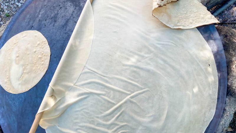 Hamuruna 1 kaşık ekleyin, yufkalar tülbent gibi olacak