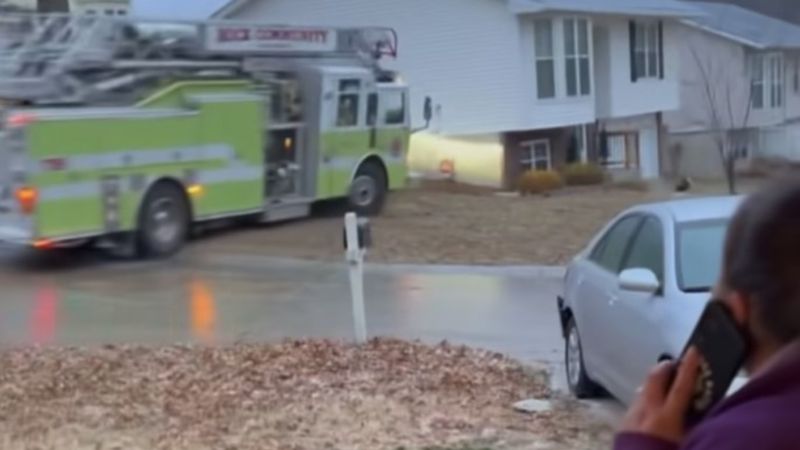 ABD'de itfaiye aracı buz tutan yolda kaydı