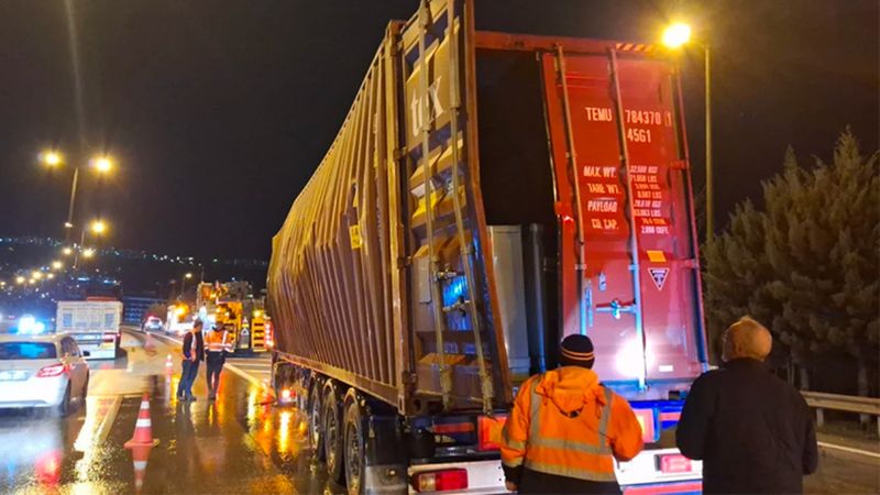 Kocaeli'de itfaiye eri tır dorsesindeki patlamada yaralandı