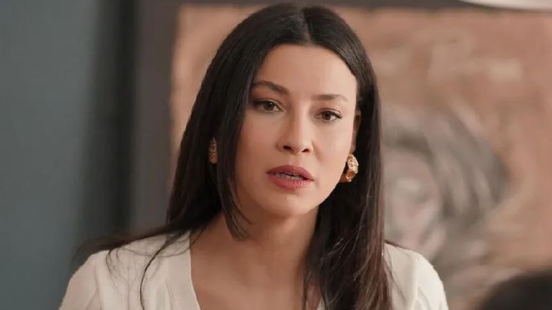 Müjde Uzman kızıla döndü, yorum yağdı! 