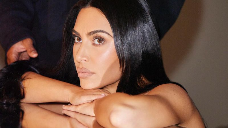Kim Kardashian eleştirilere inat paylaştı! Sütyeni ve saten geceliğiyle poz verdi