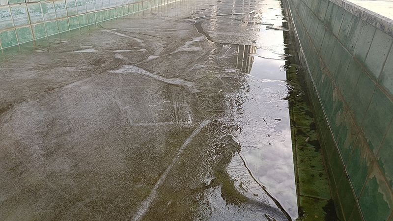 Edirne donuyor! Vatandaşlar buz tutan havuzdan su alamadı...