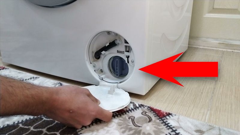 Çamaşır makinesinin alt köşesindeki bu alan bakın ne işe yarıyor