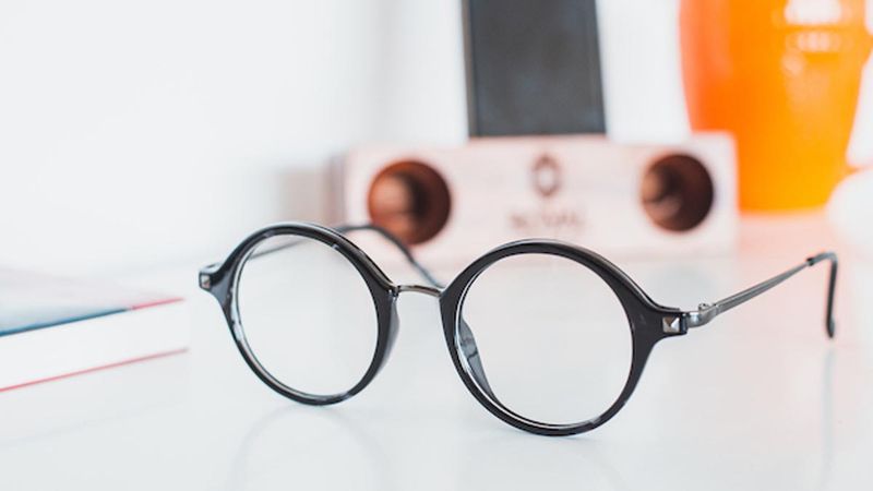 Gözlük camlarınız yeni gibi olacak! Bu yöntem ile temizleyin çiziklerden eser kalmasın…