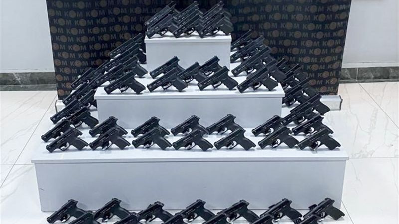 Uşak'ta otomobilde yapılan aramada 100 ruhsatsız tabanca bulundu