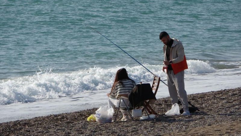 Antalya'da güneş tepede: Vatandaşlar sahile aktı