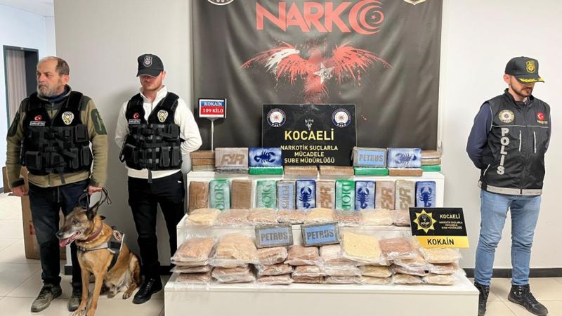 Kocaeli'de ele geçirilen 109 kilo kokain emniyette sergilendi