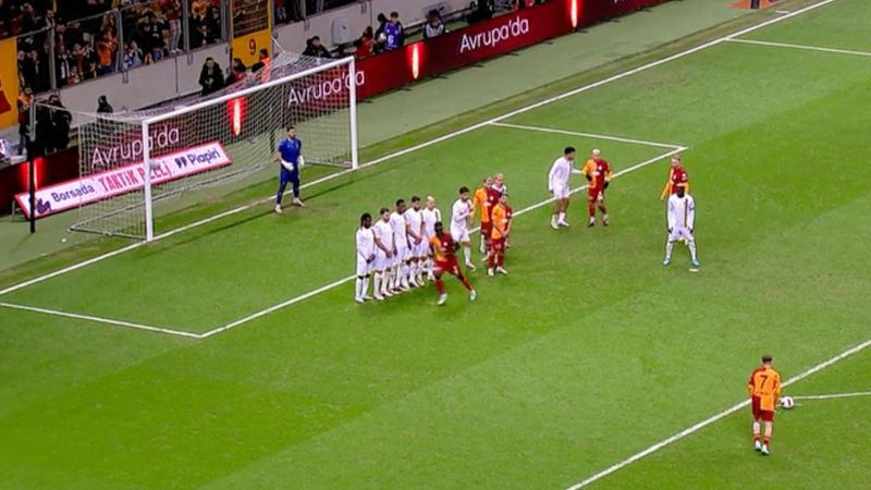 Kerem Aktürkoğlu'nun frikik golünde tartışma! Baraj geriye mi kuruldu?