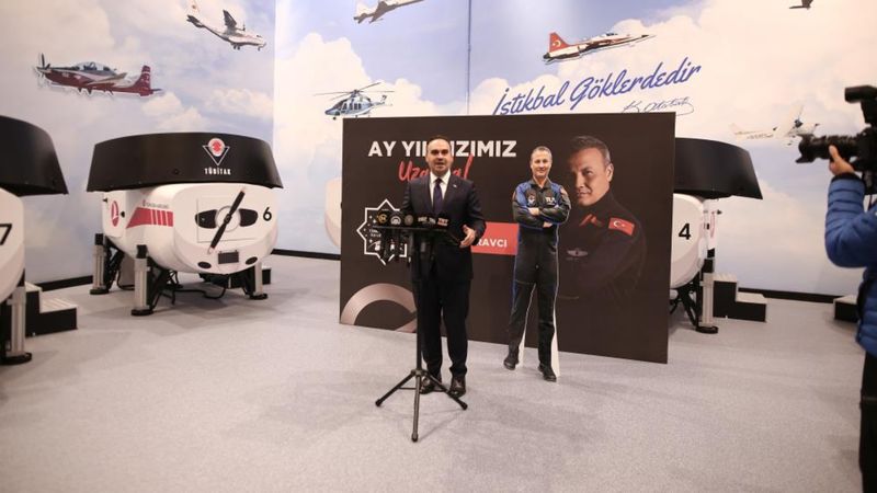 Bakan Kacır, ilk Türk astronot Alper Gezeravcı ile bağlantı kurdu