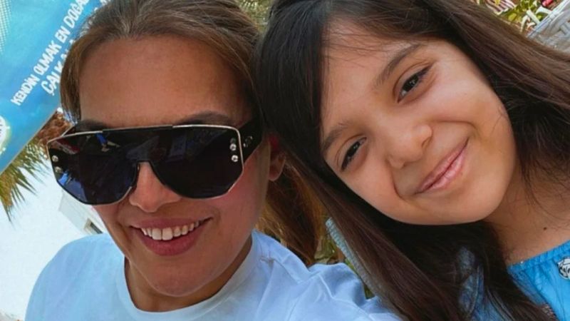 Demet Akalın çocukluğuna döndü: Çarpışan arabalarda eğlendi