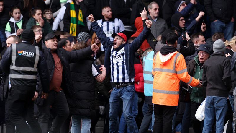 İngiltere'de olay! Taraftar sahaya girdi, maç durduruldu