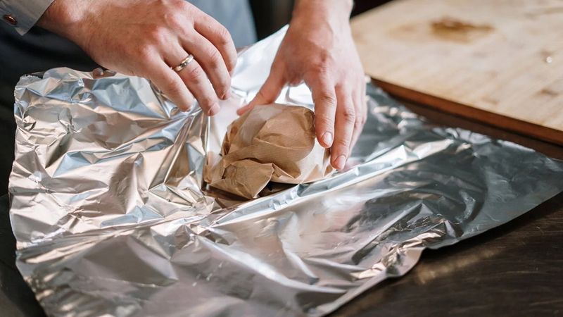 Alüminyum folyonun mat tarafını kullanan yandı! Bakın neye sebep oluyor