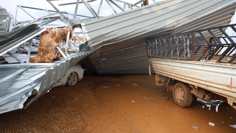 Hatay'da kuvvetli fırtına çatıları uçurdu