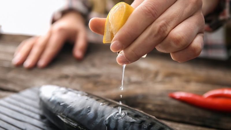 Balığa limon sıkılır mı, sıkılmaz mı? Uzmanlar uyarıyor