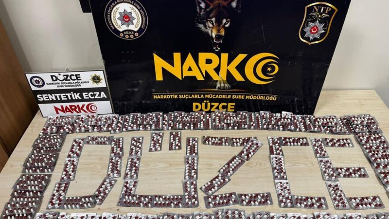 Düzce'de polis aramasında araçtan 2 bin 240 adet uyuşturucu hap çıktı