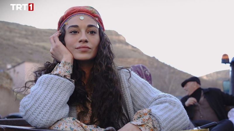 Bir Sevdadır dizisinin Yeşil'i Sude Zülal Güler cesur çıktı! O pozları dudak ısırttı...