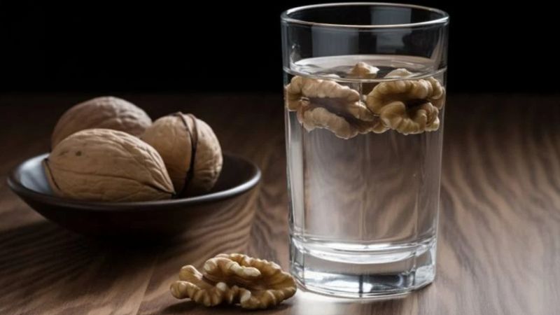 Cevizi bir gece suda bekletin olacaklara bakın! Meğer hastalıkların şifası ondaymış…