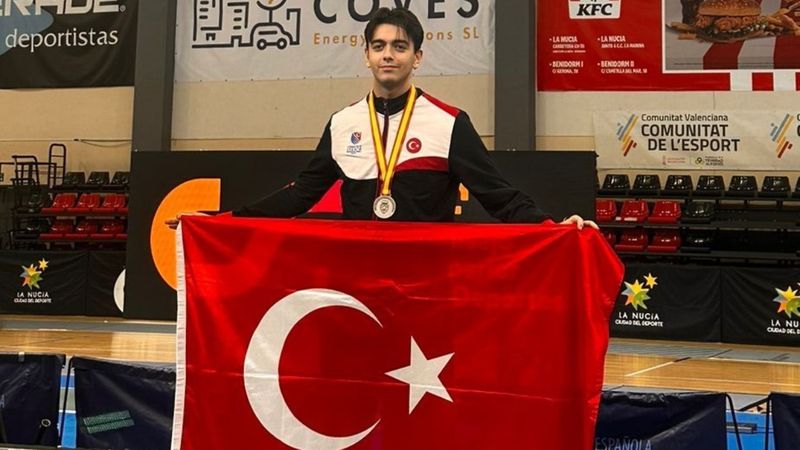 Milli eskrimci Toprak Altınçekiç'ten İspanya'da gümüş madalya