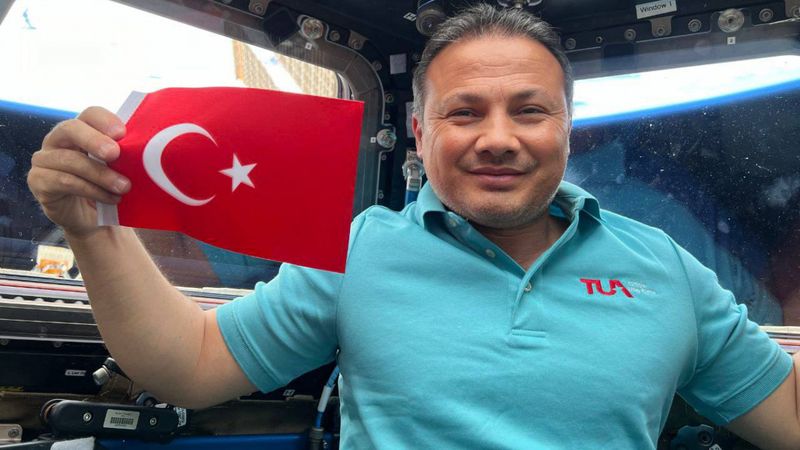 Dönüşü ikinci kez ertelendi! Alper Gezeravcı'dan paylaşım geldi: Sabırsızlıkla bekliyorum