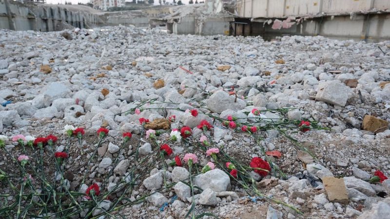 Volkan Demirel, Christian Atsu ve Taner Savut için karanfil bıraktı