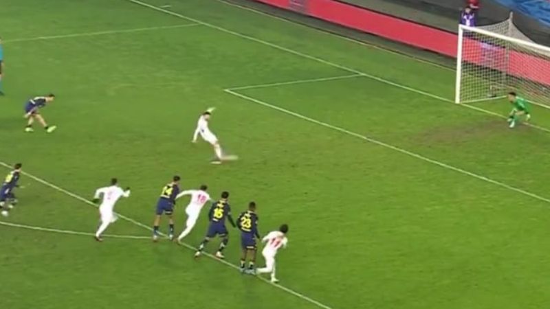 Gaziantep'te tartışmalı penaltı anı! Fenerbahçeli oyuncular ceza sahasına erken mi girdi?