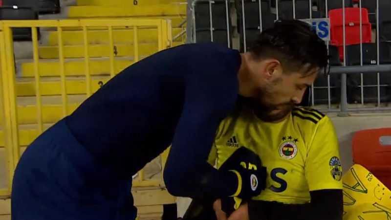 İrfan Can Kahveci'den alkışlanacak hareket! Engelli taraftara formasını verdi